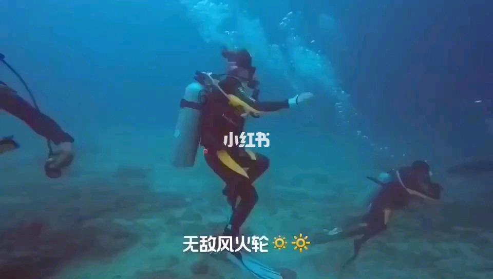 我喜欢上了一个比我小六岁的女孩，现在还在上学，真是造孽啊？？把这句话变的猥琐点游戏画面